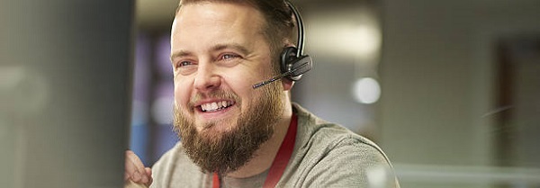 Man aan de telefoon met computerscherm