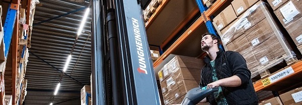 Jongen op heftruc