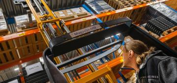 Afbeelding: Magazijnmedewerker op heftruck