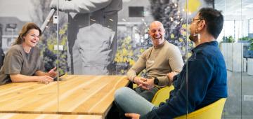 afbeelding lachende mensen op kantoor