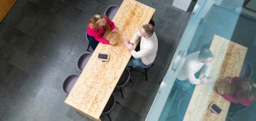 afbeelding personen in overleg 