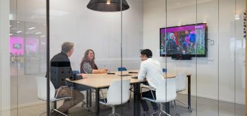 afbeelding personen in vergadering