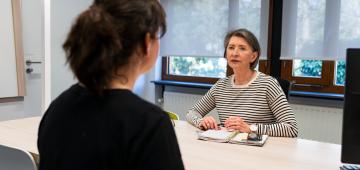 afbeelding persoon praat met andere persoon