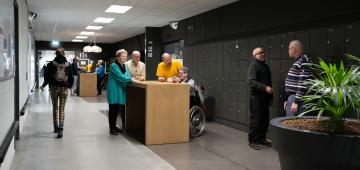 afbeelding mensen in gang van de productiehallen