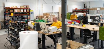 afbeelding mensen aan het werk in productiehal