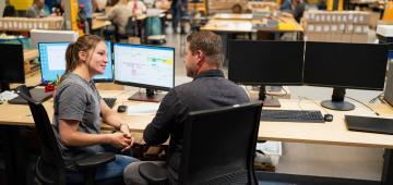 afbeelding mensen op werkplek in productiehal