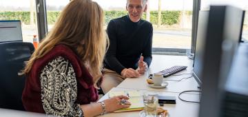 afbeelding mensen op kantoor