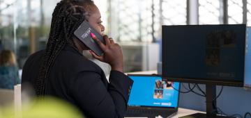 afbeelding persoon aan het bellen op kantoor