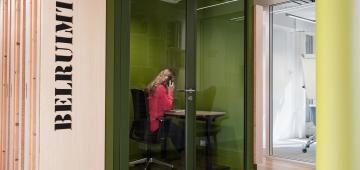 afbeelding persoon aan het bellen op kantoor