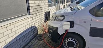 afbeelding auto aan laadpaal