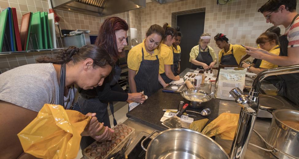 afbeelding: mensen in chocolade maken workshop