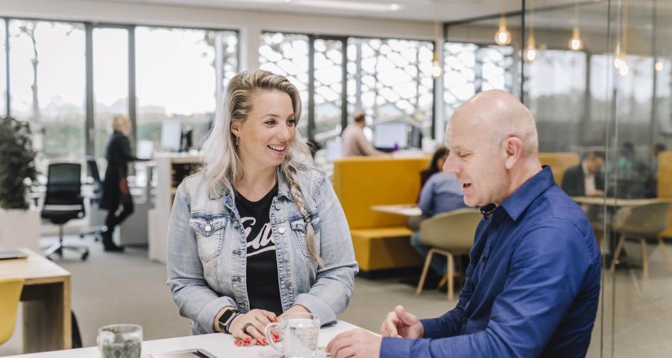 Afbeelding: man en vrouw in gesprek bij Werkzaak