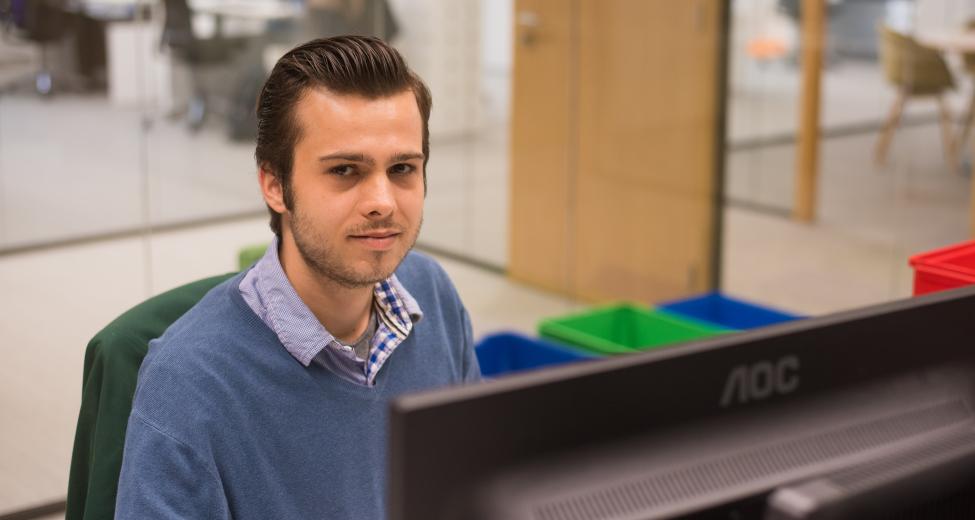 Afbeelding: Man aan bureau met computerscherm