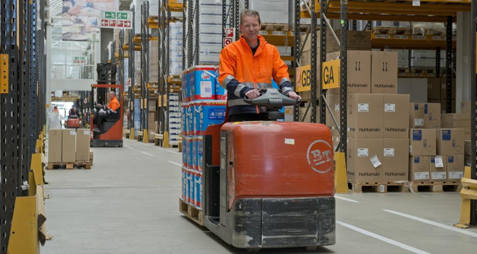 Afbeelding: man op heftruck in magazijn