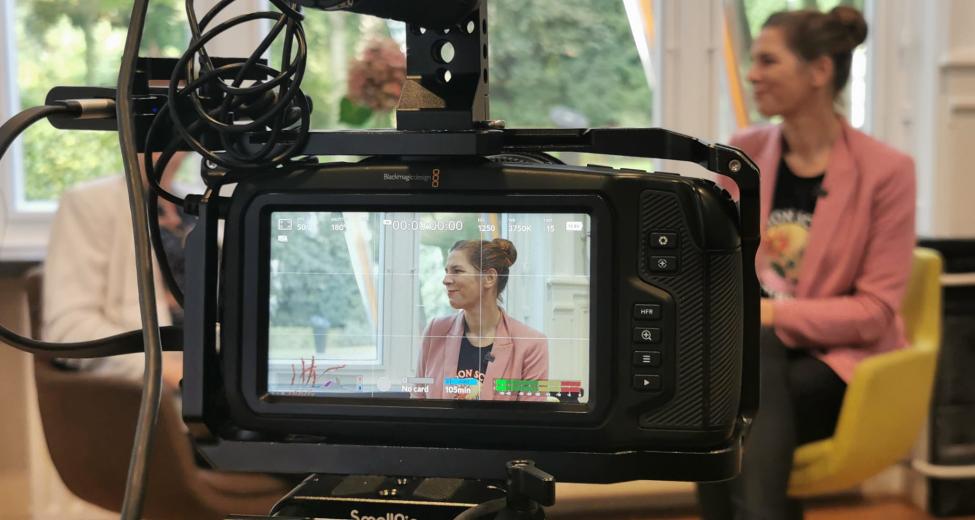 afbeelding camera die interview filmt
