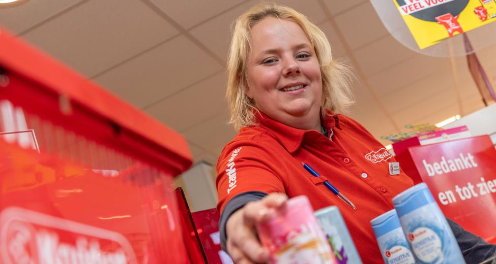 Afbeelding: vrouw achter de kassa werkend