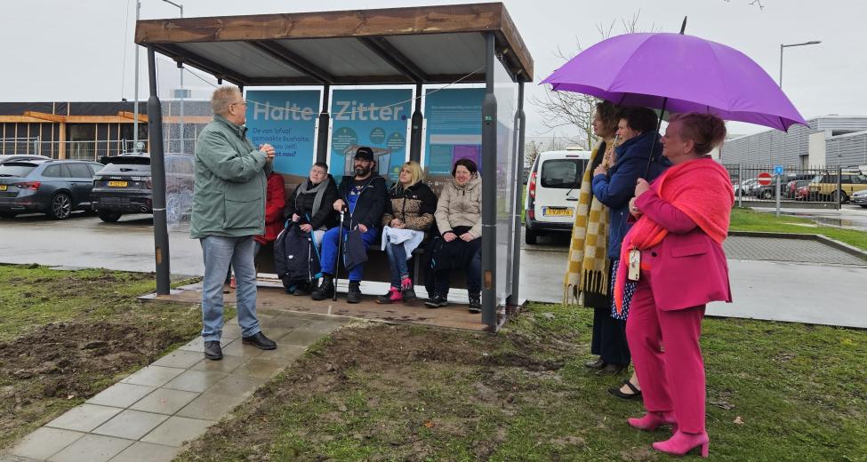 afbeelding groep mensen bij bushalte