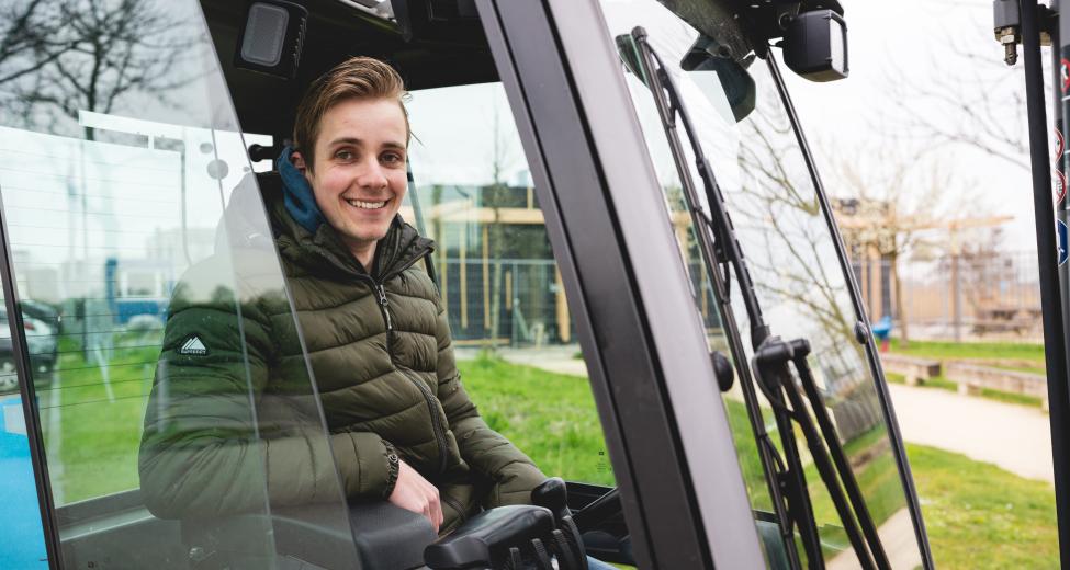 afbeelding jongen op heftruck