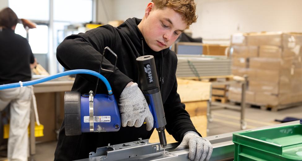 afbeelding jongeman aan het solderen