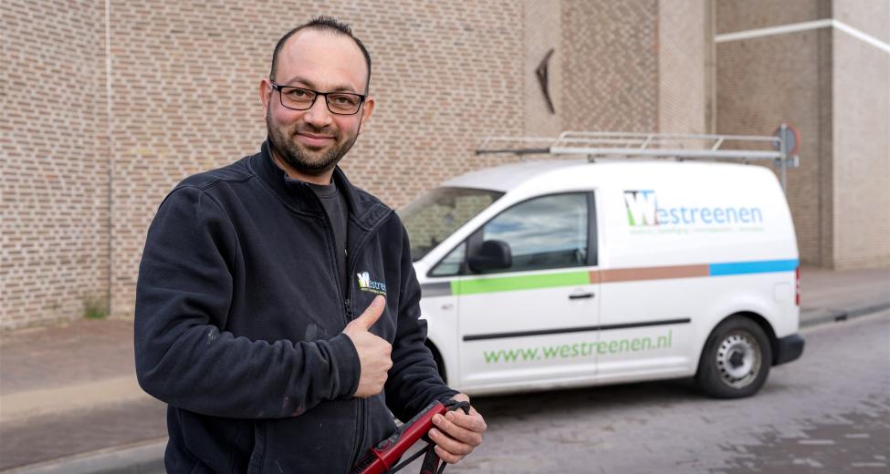 afbeelding man bij auto