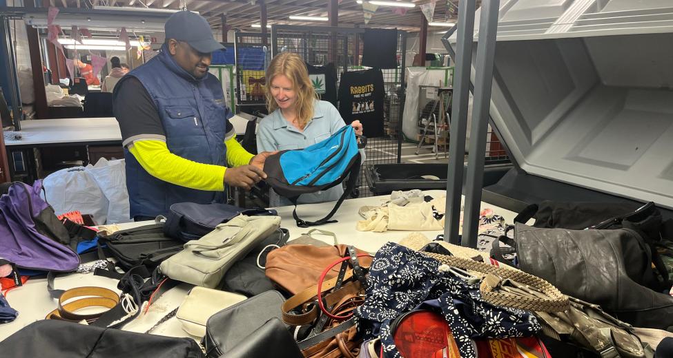 afbeelding twee mensen bij tweedehands tassen