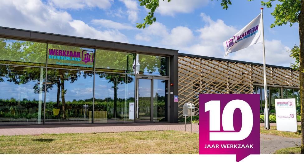 afbeelding gevel werkzaak met 10 jaar logo