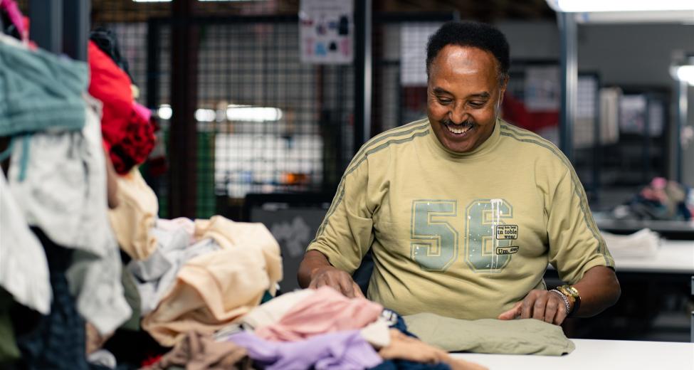 Kleding sorteren met een grote glimlach