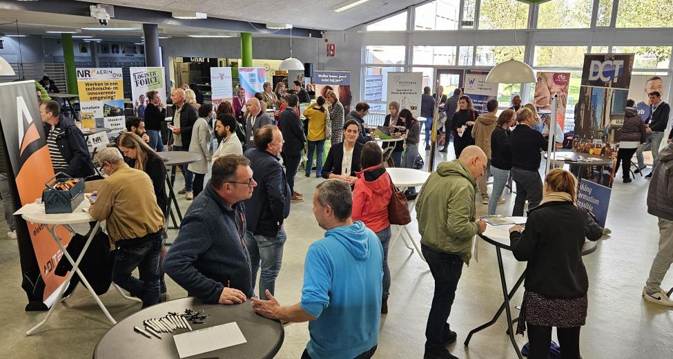 afbeelding groep mensen een spreektafels