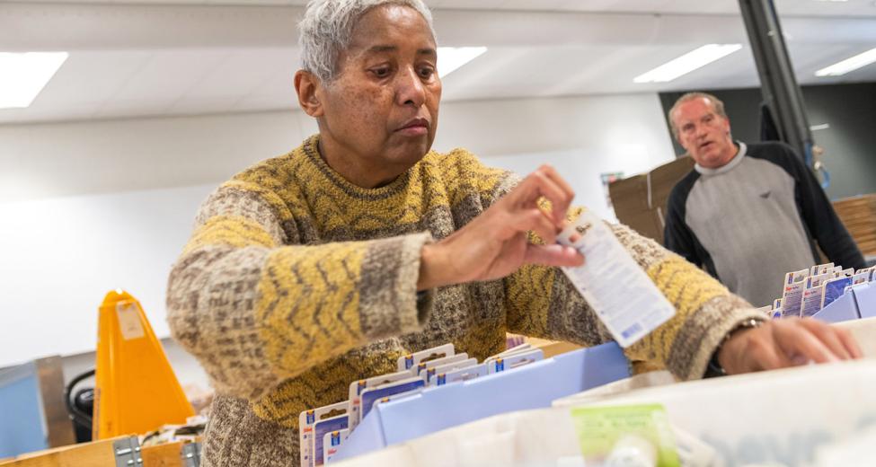 afbeelding vrouw die Blistex inpakt