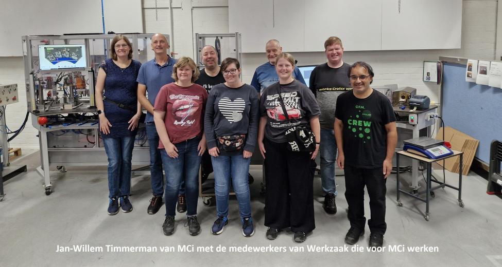 Afbeelding Jan Willem Timmerman van MCi met de medewerkers van Werkzaak die aan MCi werken