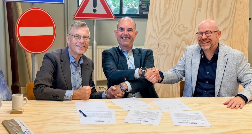 Afbeelding ondertekening door de 3 directeuren van De Verschilmakerij, Avri en Werkzaak