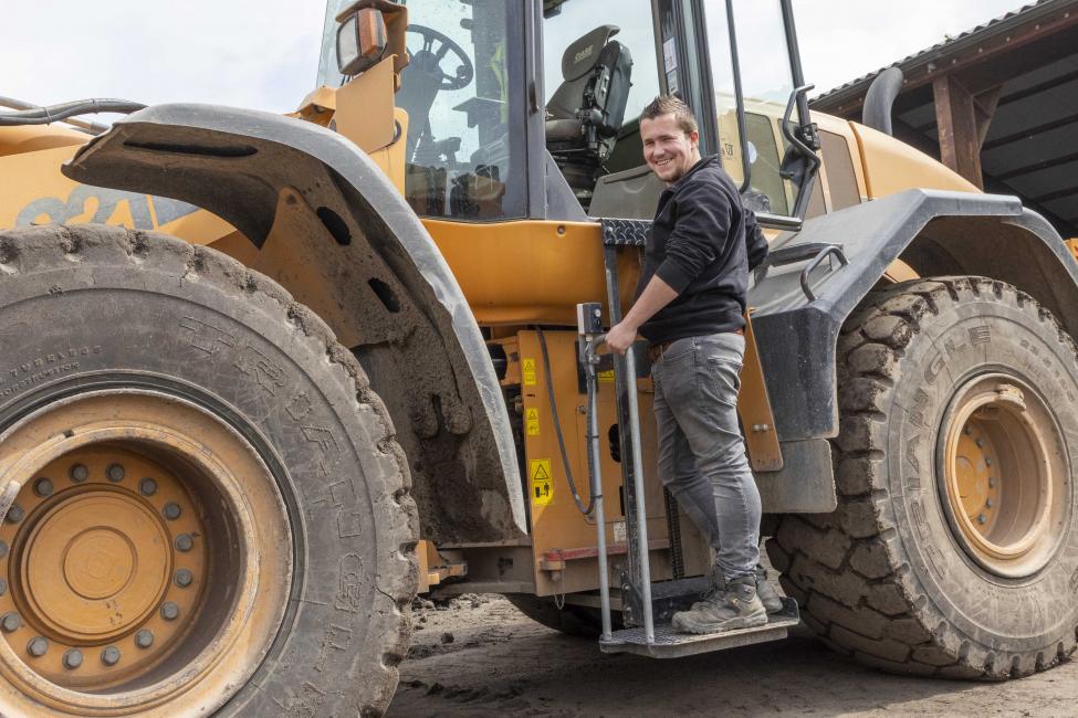 afbeelding man op shovel met een lift