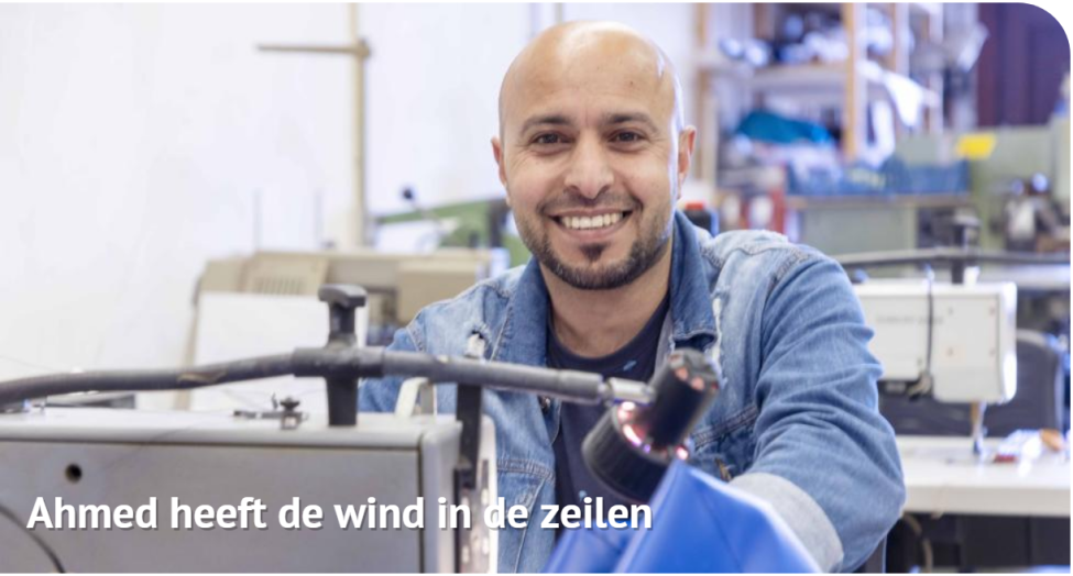 Man achter zeilnaaimachine