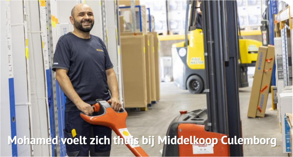 afbeelding man in magazijn