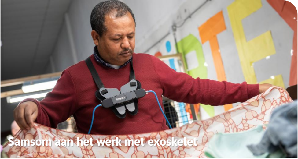afbeelding man die kleding sorteert