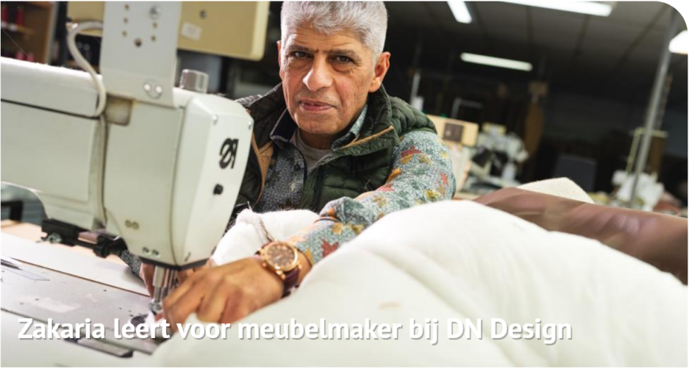 afbeelding man achter naaimachine