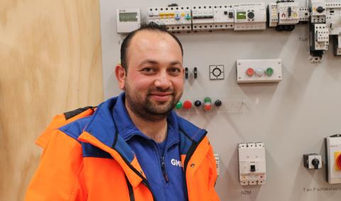 Afbeelding: man bij electriciteitspanelen