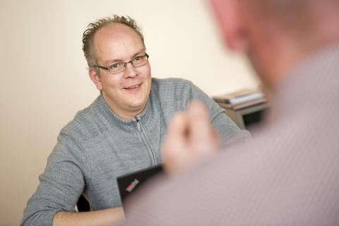 Afbeelding: man in gesprek met andere man