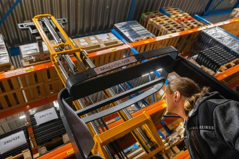 Afbeelding: Magazijnmedewerker op heftruck