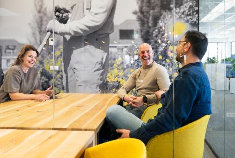 afbeelding lachende mensen op kantoor