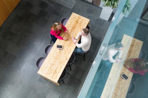 afbeelding personen in overleg 