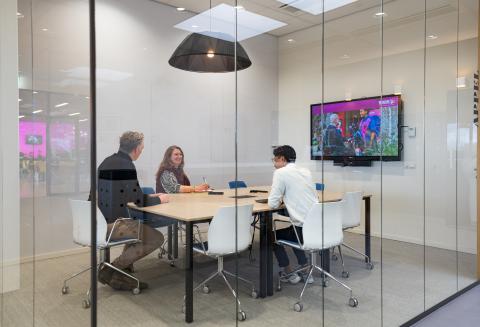 afbeelding personen in vergadering