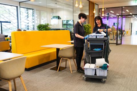 afbeelding personen aan het schoonmaken