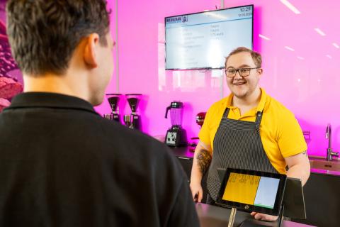 Afbeelding werknemer maakt koffie