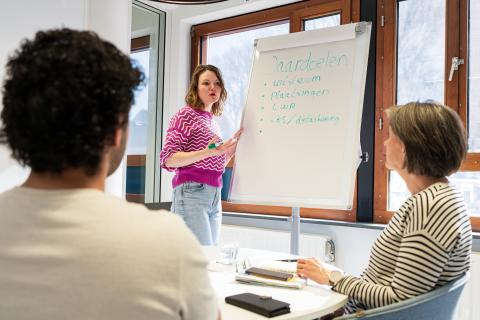 afbeelding mensen in vergadering