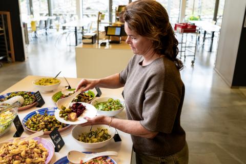 afbeelding vrouw pakt salade