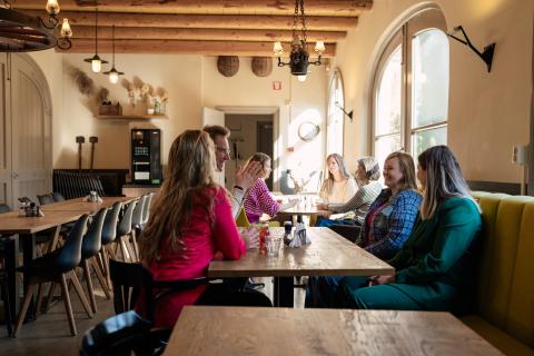 afbeelding groep in kantine