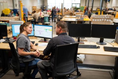 afbeelding mensen op werkplek in productiehal