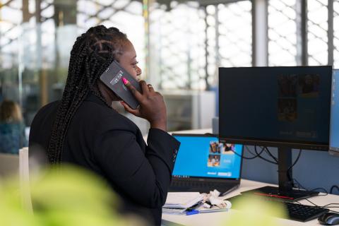 afbeelding persoon aan het bellen op kantoor