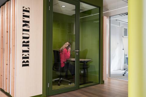 afbeelding persoon aan het bellen op kantoor